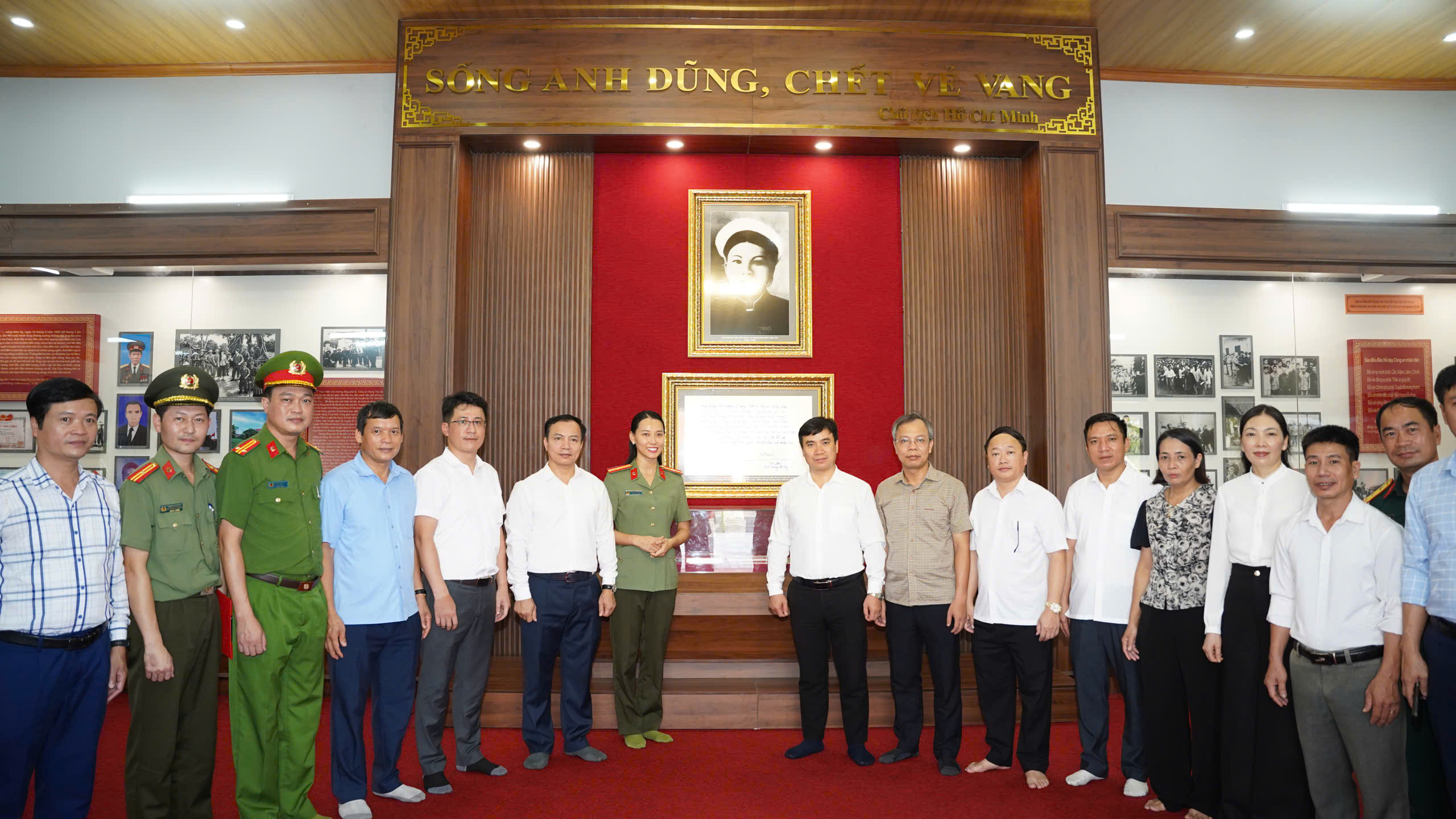 Đoàn đại biểu xã Tiên Tiến dâng hoa, dâng hương tưởng niệm Anh hùng Lực lượng vũ trang nhân dân, liệt sĩ Công an nhân dân Bùi Thị Cúc