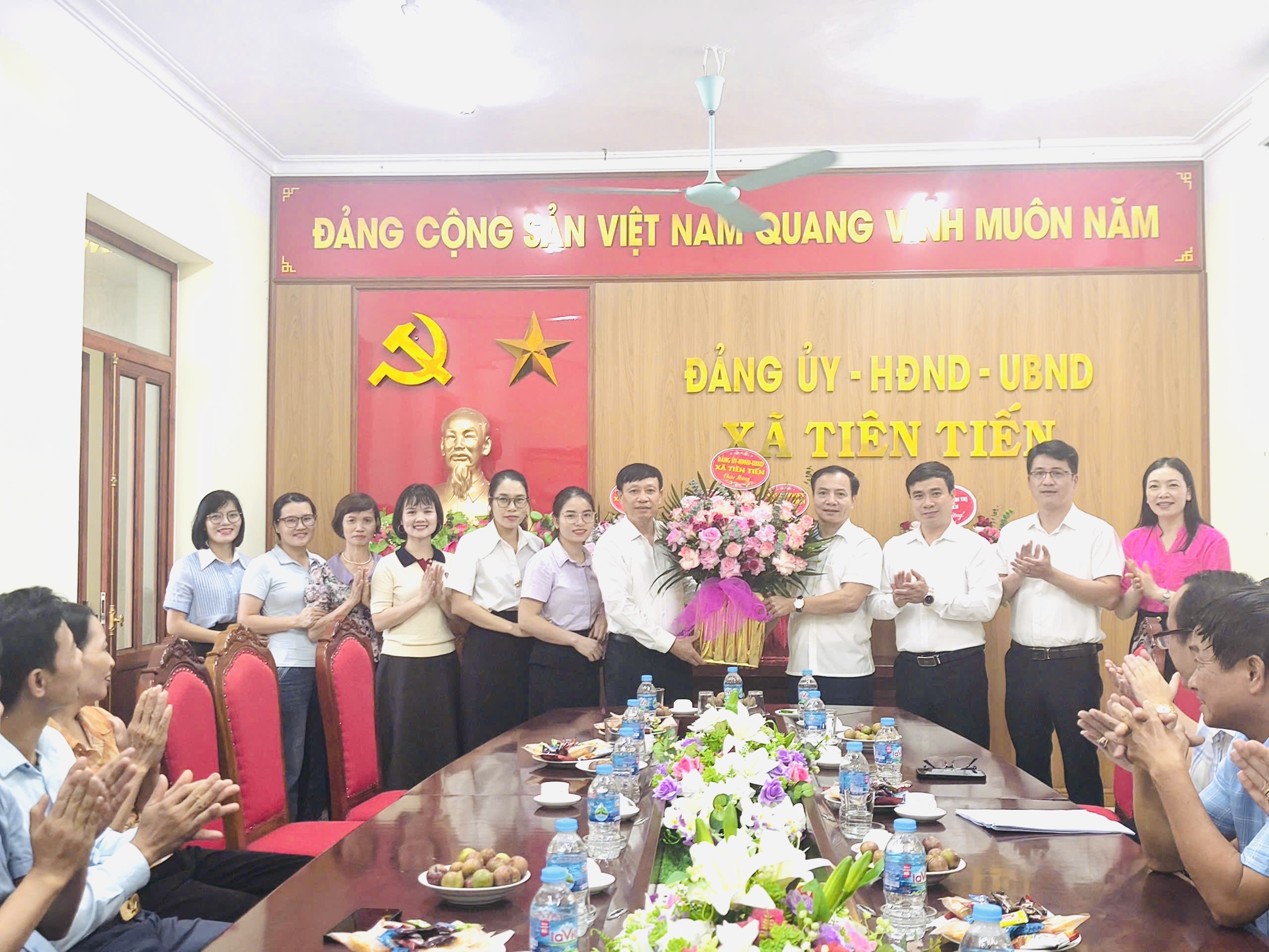 LÃNH ĐẠO XÃ TIÊN TIẾN TẶNG HOA CHÚC MỪNG CÁN BỘ CÁC BỘ PHẬN CHUYÊN MÔN NHÂN NGÀY TRUYỀN THỐNG 28/8