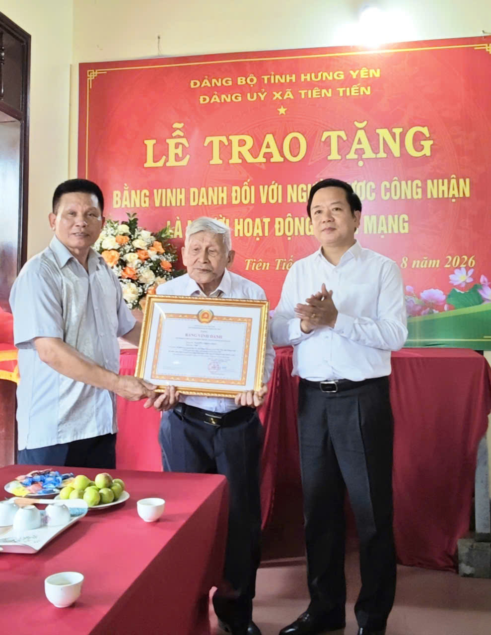 BÍ THƯ TỈNH ỦY HƯNG YÊN PHẠM QUANG NGỌC TRAO BẰNG VINH DANH NGƯỜI ĐƯỢC CÔNG NHẬN LÀ NGƯỜI HOẠT ĐỘNG CÁCH MẠNG CHO ĐỒNG CHÍ NGUYỄN TRỌNG PHÁO