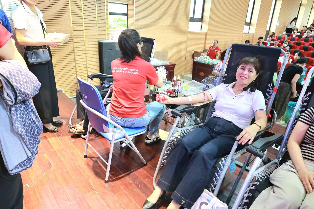 LAN TỎA NGHĨA CỬ CAO ĐẸP TỪ NHỮNG GIỌT MÁU HỒNG CỦA CÁN BỘ, GIÁO VIÊN TRƯỜNG MẦM NON TIÊN TIẾN