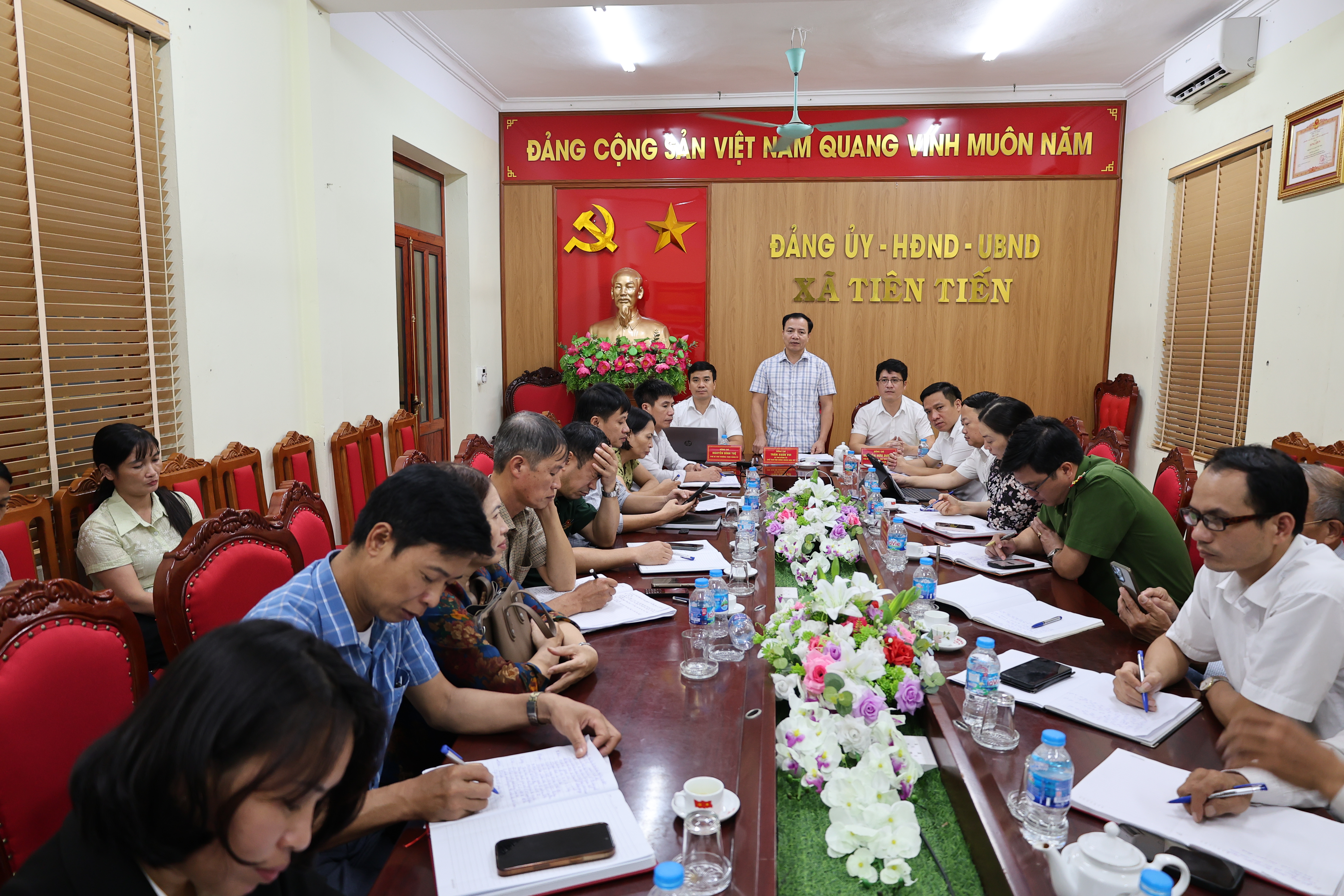 BAN THƯỜNG VỤ ĐẢNG ỦY XÃ TIÊN TIẾN GIAO BAN VỚI CẤP ỦY CHI BỘ CÁC THÔN TRÊN ĐỊA BÀN XÃ