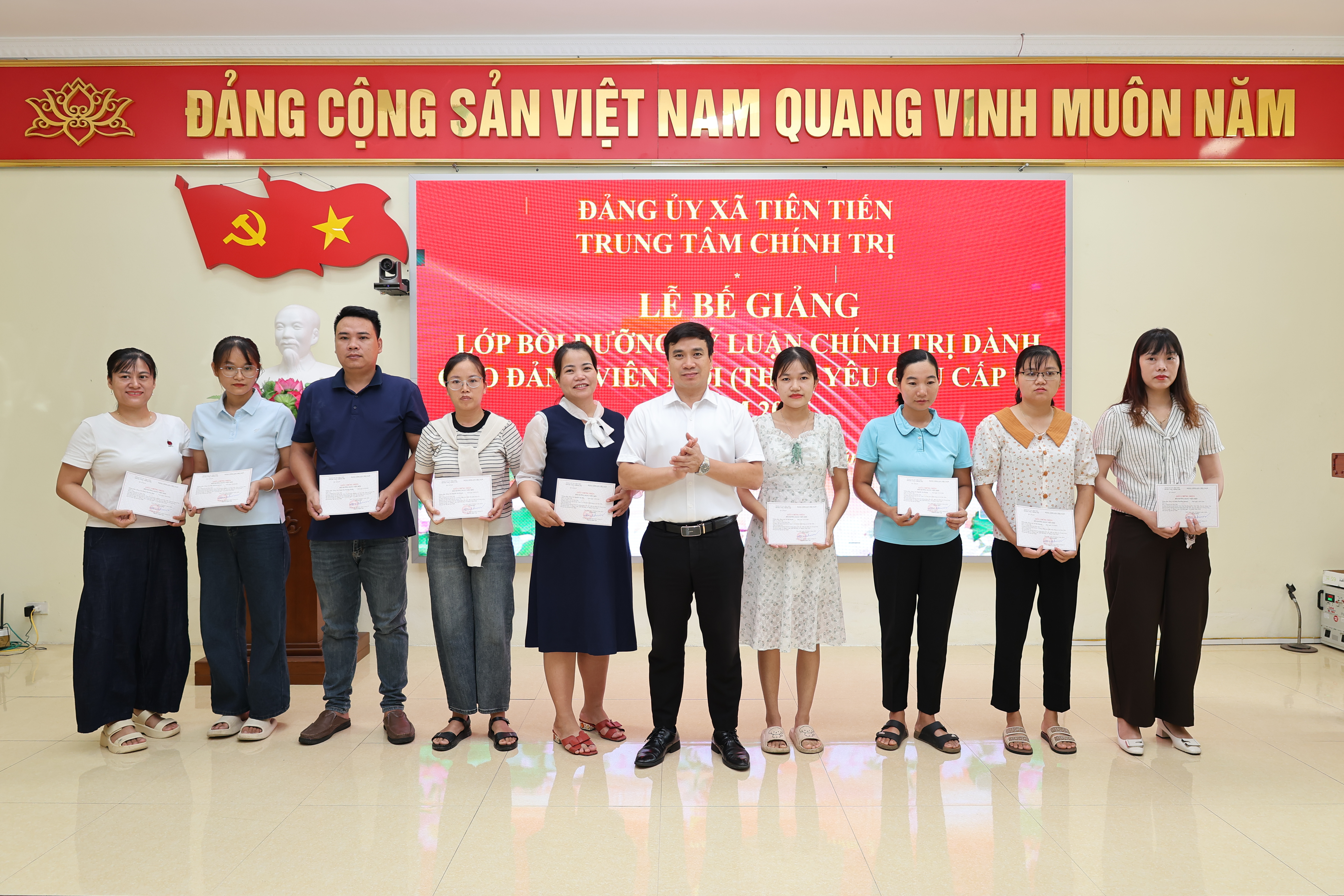 TIÊN TIẾN BẾ GIẢNG LỚP BỒI DƯỠNG LÝ LUẬN CHÍNH TRỊ DÀNH CHO ĐẢNG VIÊN MỚI NĂM 2026