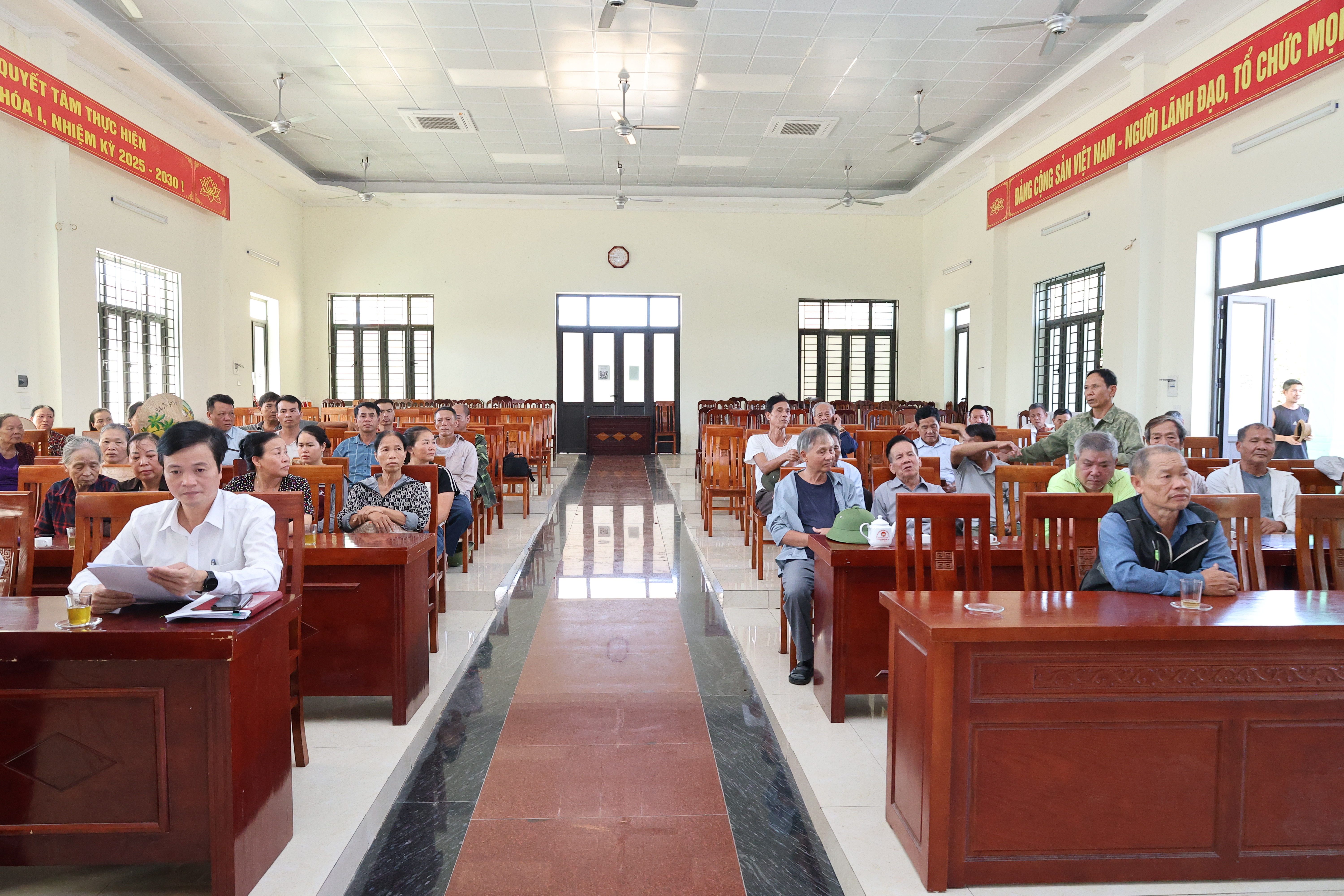 TIÊN TIẾN TỔ CHỨC HỘI NGHỊ VỚI CÁC HỘ DÂN BỊ ẢNH HƯỞNG BỞI DỰ ÁN CẢI TẠO, NÂNG CẤP TUYẾN ĐƯỜNG TRỤC XÃ NHẬT QUANG (CŨ)