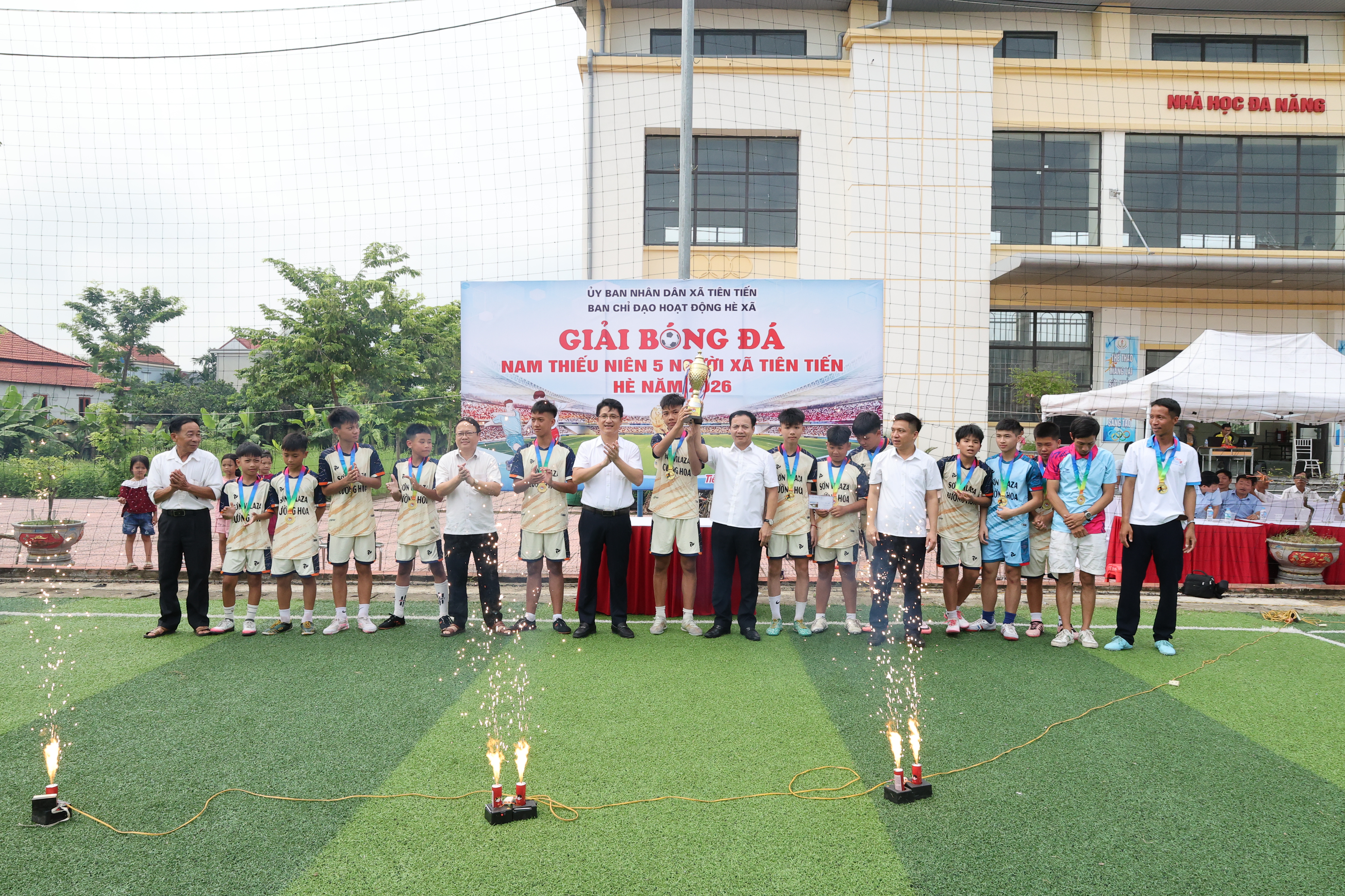 Ban Chỉ đạo hoạt động hè xã Tiên Tiến tổ chức bế mạc Giải bóng đá thiếu niên hè năm 2026
