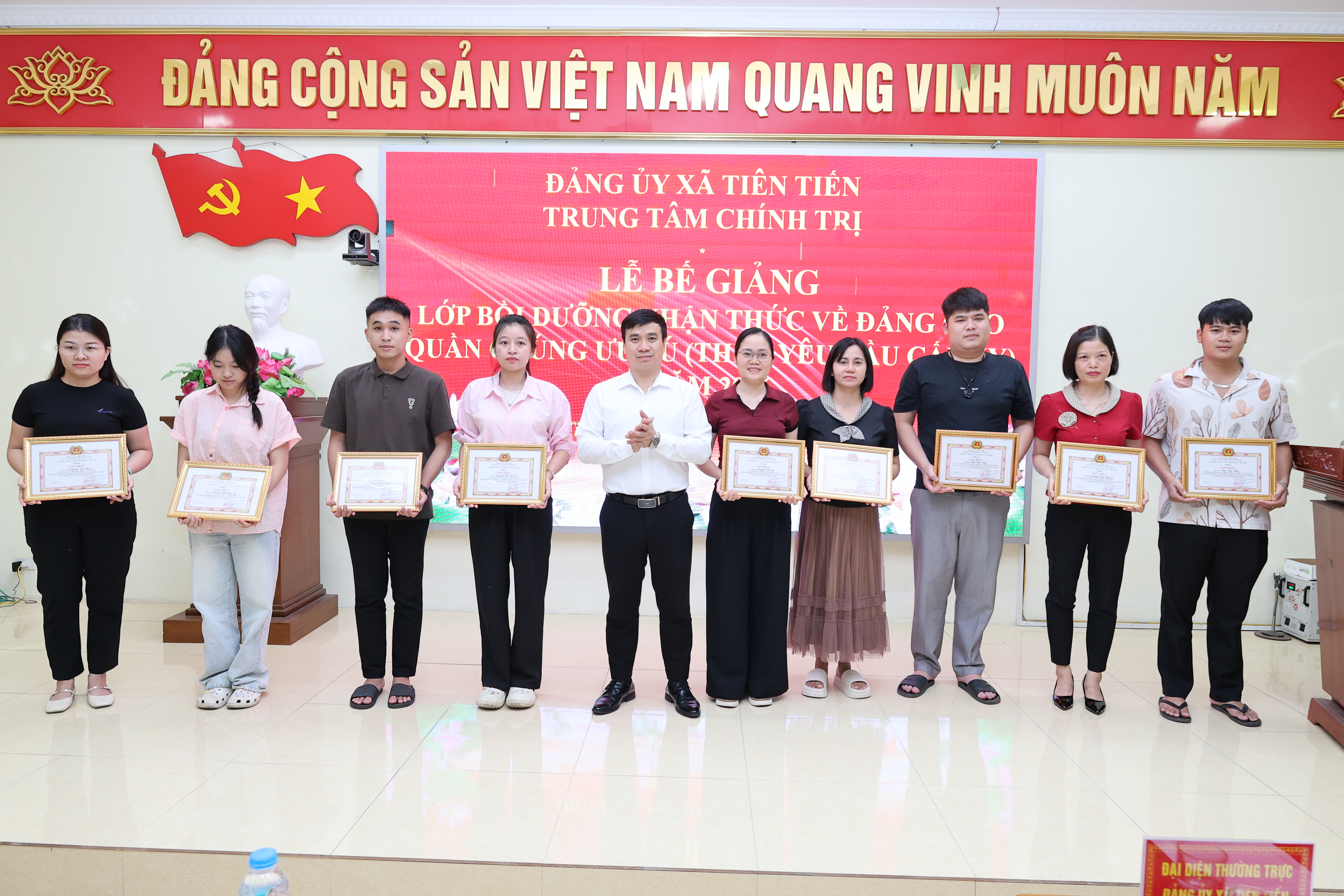 Xã Tiên Tiến bế giảng lớp bồi dưỡng nhận thức về Đảng cho quần chúng ưu tú năm 2026