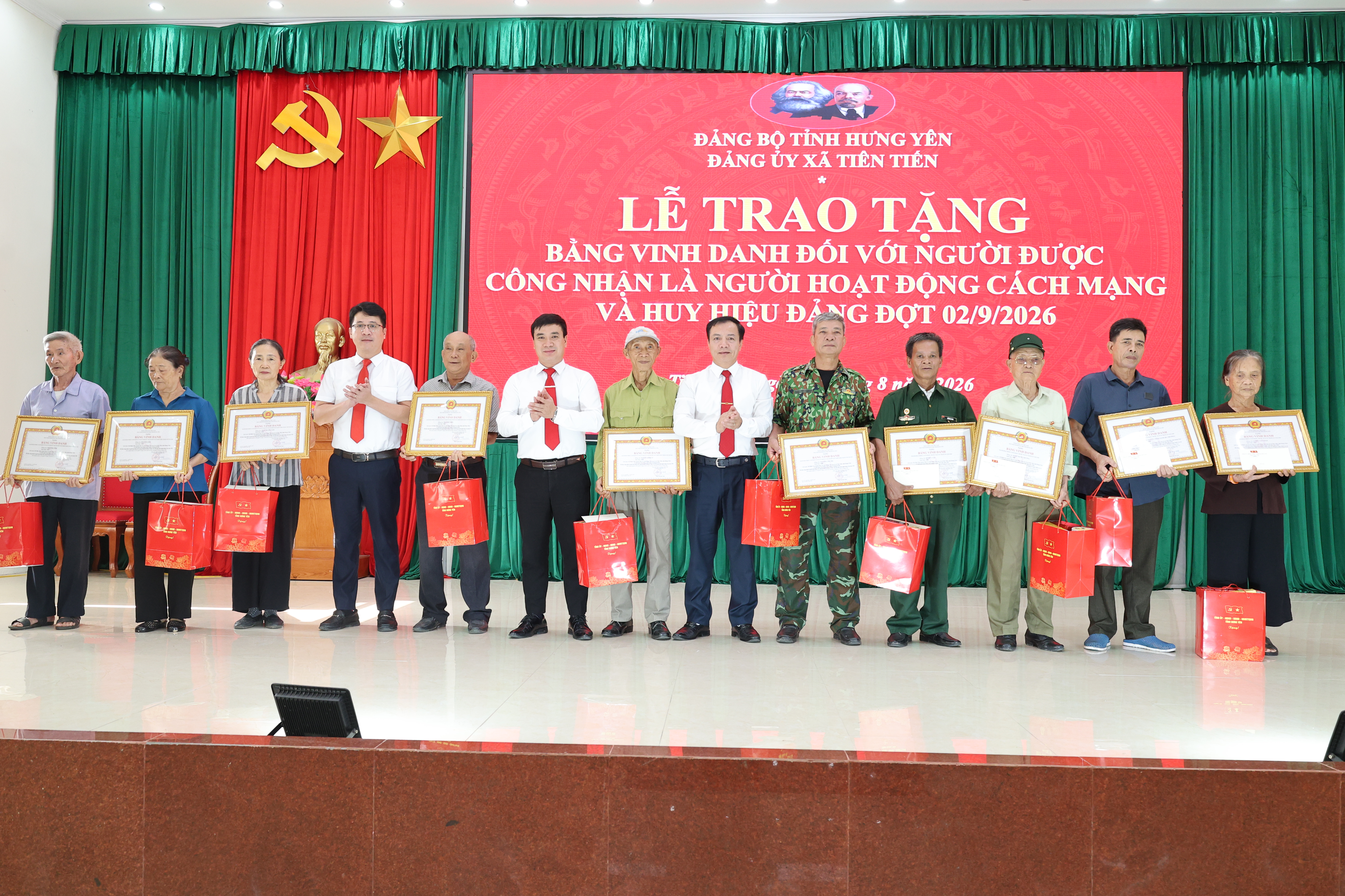 ĐẢNG BỘ XÃ TIÊN TIẾN TỔ CHỨC LỄ TRAO TẶNG BẰNG VINH DANH VÀ HUY HIỆU ĐẢNG ĐỢT 2 THÁNG 9 NĂM 2026