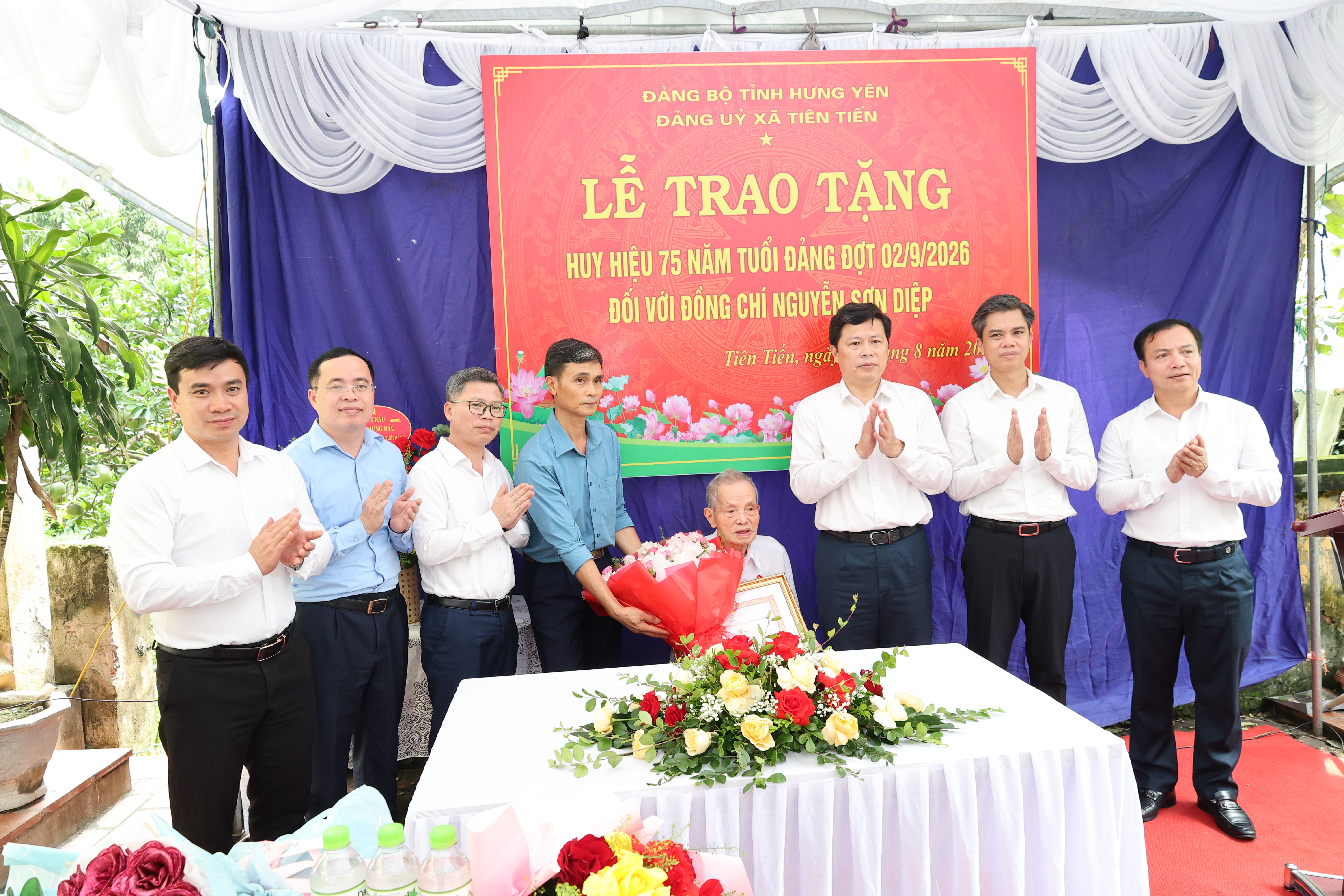 TIÊN TIẾN TRANG TRỌNG TRAO TẶNG HUY HIỆU 75 NĂM TUỔI ĐẢNG CHO ĐỒNG CHÍ NGUYỄN SƠN DIỆP