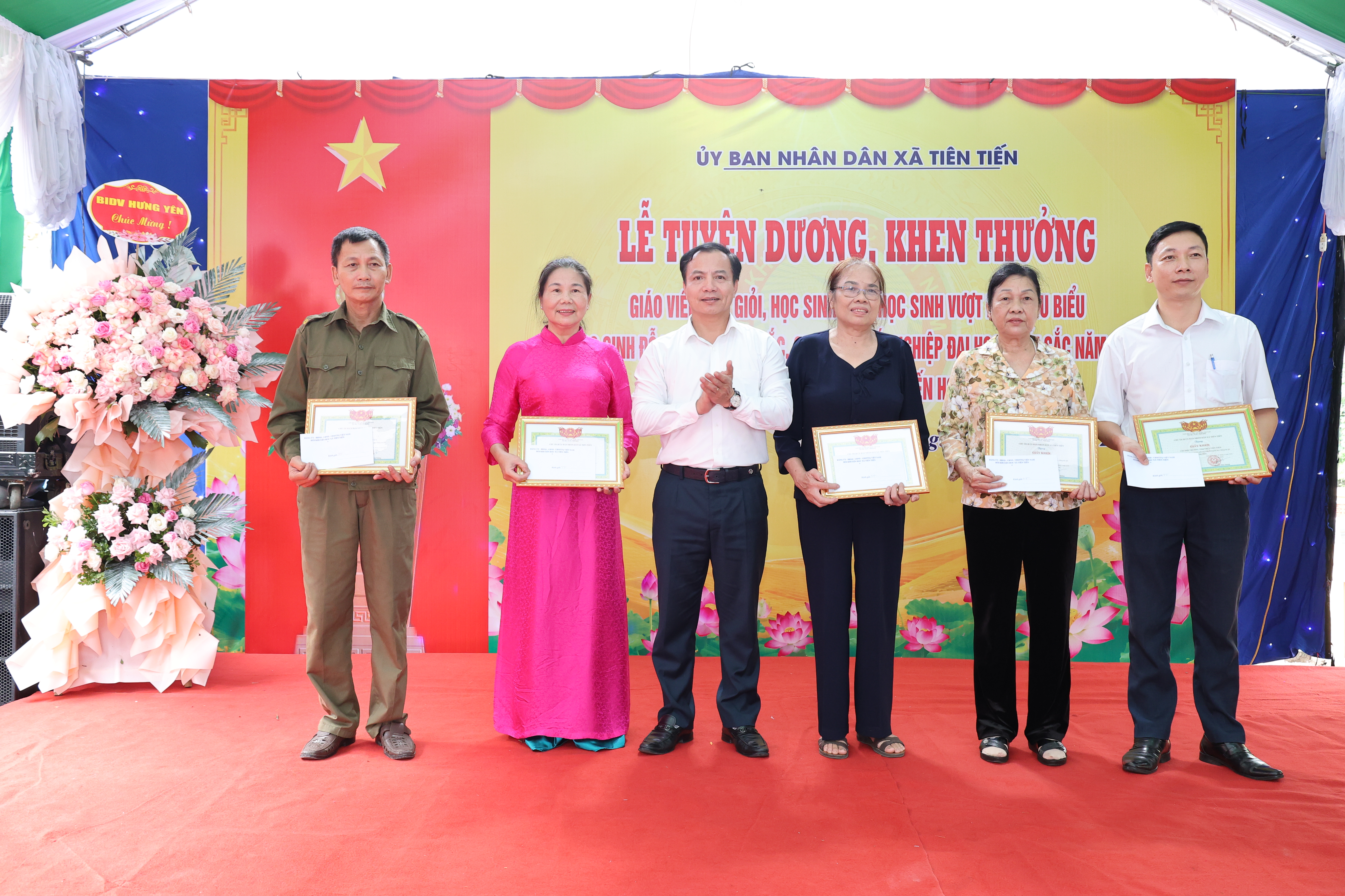 XÃ TIÊN TIẾN TỔ CHỨC LỄ TUYÊN DƯƠNG, KHEN THƯỞNG GIÁO VIÊN, HỌC SINH, SINH VIÊN TIÊU BIỂU NĂM HỌC 2025 – 2026