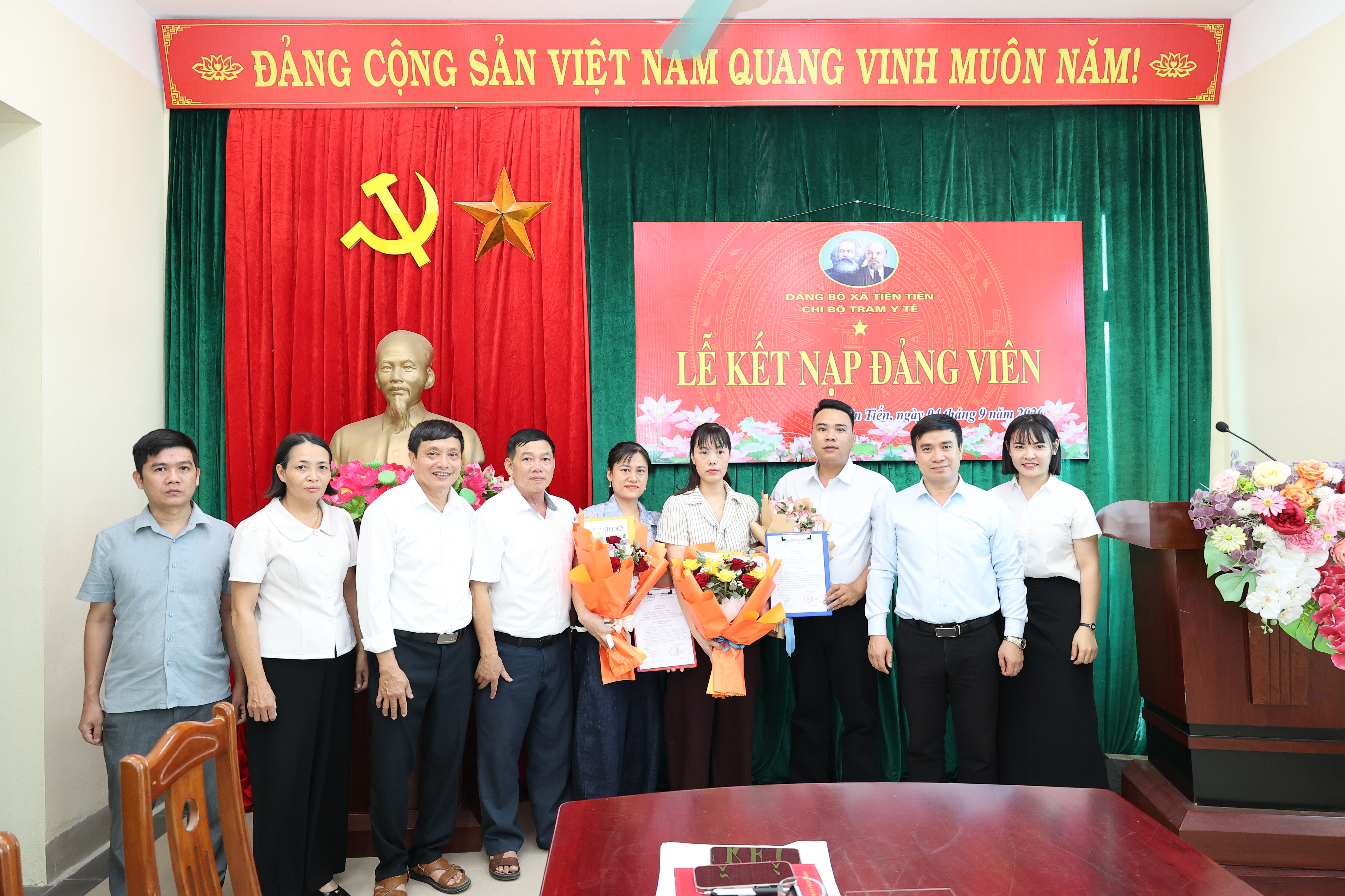 CHI BỘ TRẠM Y TẾ XÃ TIÊN TIẾN TỔ CHỨC LỄ KẾT NẠP ĐẢNG