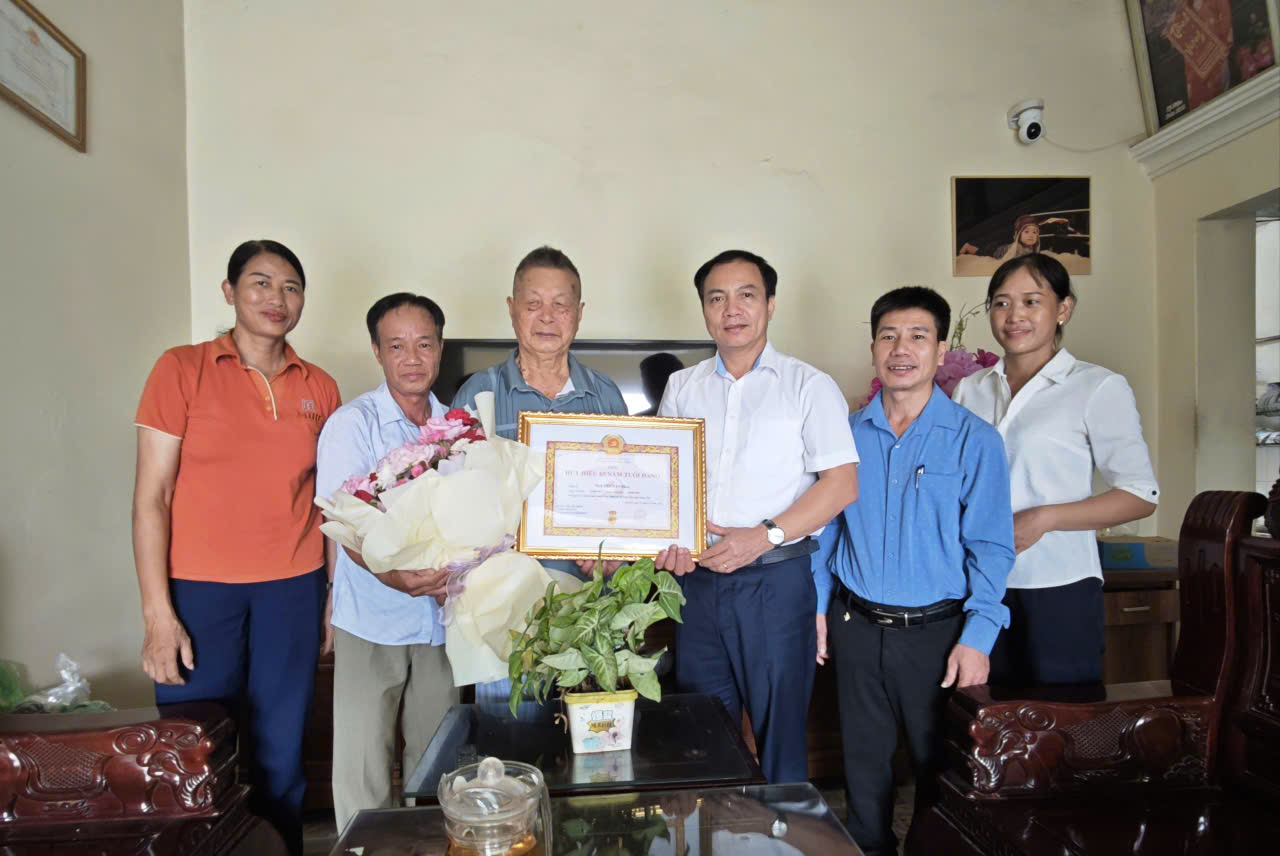 ĐỒNG CHÍ TRẦN XUÂN VUI TRAO TẶNG HUY HIỆU ĐẢNG ĐỢT 2/9 TẠI GIA ĐÌNH CÁC ĐẢNG VIÊN CAO TUỔI, SỨC KHỎE YẾU Ở THÔN DUYÊN LINH, PHÙ OANH VÀ MINH TIẾN