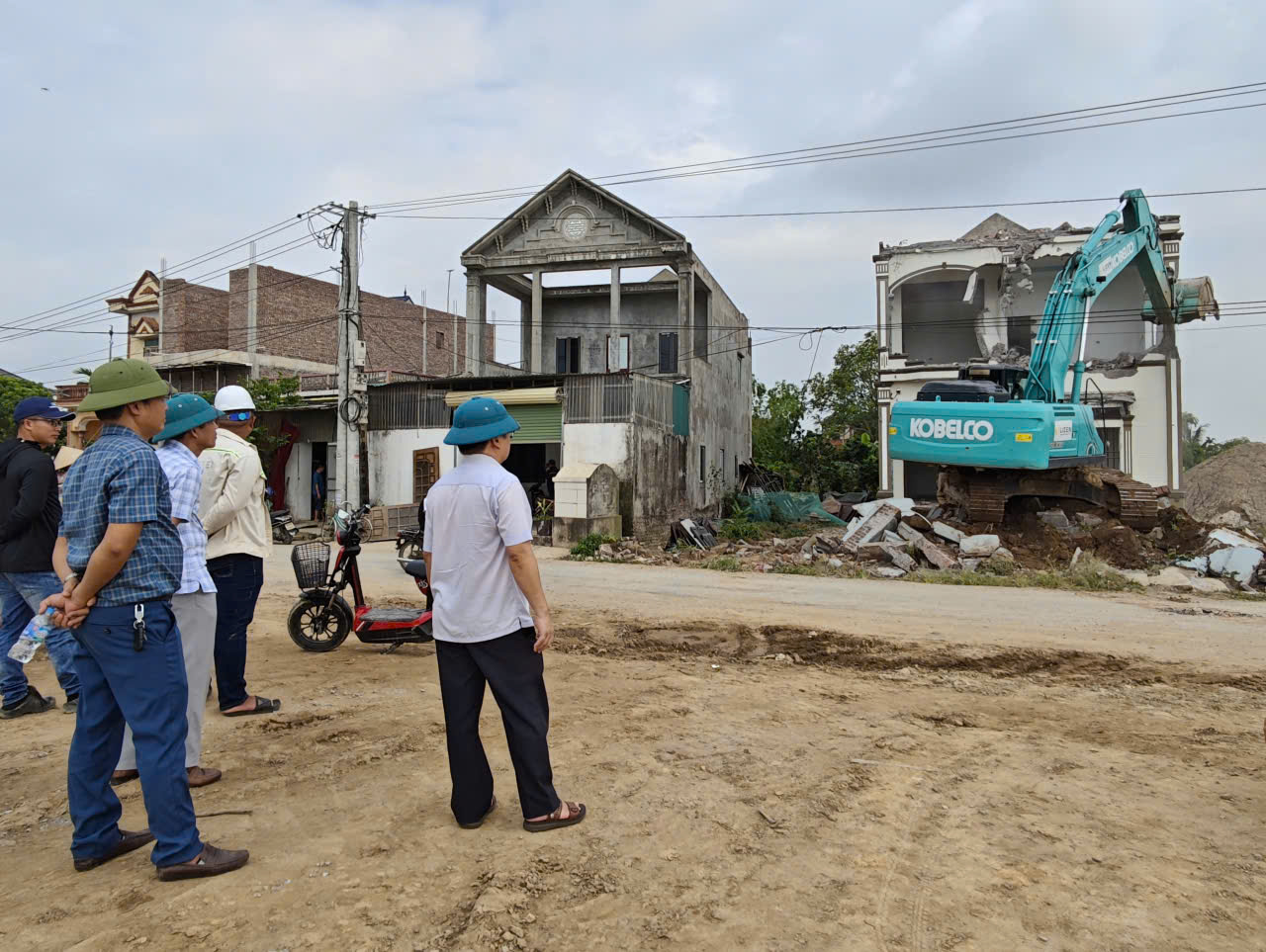 Hỗ trợ người dân bàn giao mặt bằng, góp phần đẩy nhanh tiến độ Dự án đường Tân Phúc – Võng Phan