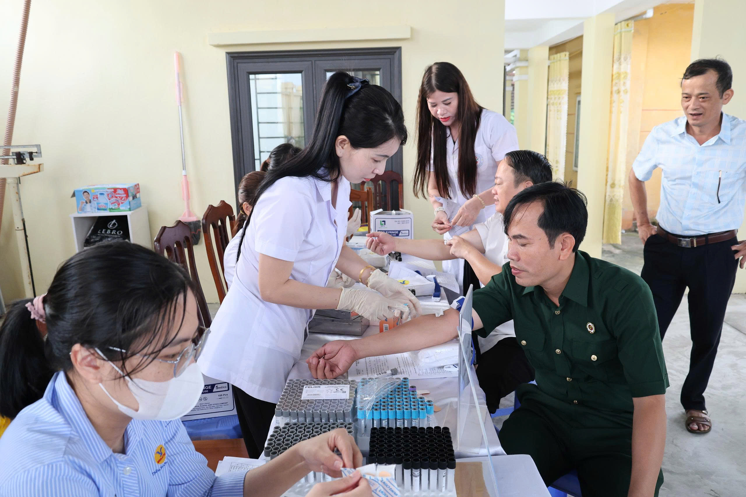 TRÊN 72% NGƯỜI DÂN XÃ TIÊN TIẾN ĐÃ ĐƯỢC KHÁM SỨC KHỎE MIỄN PHÍ