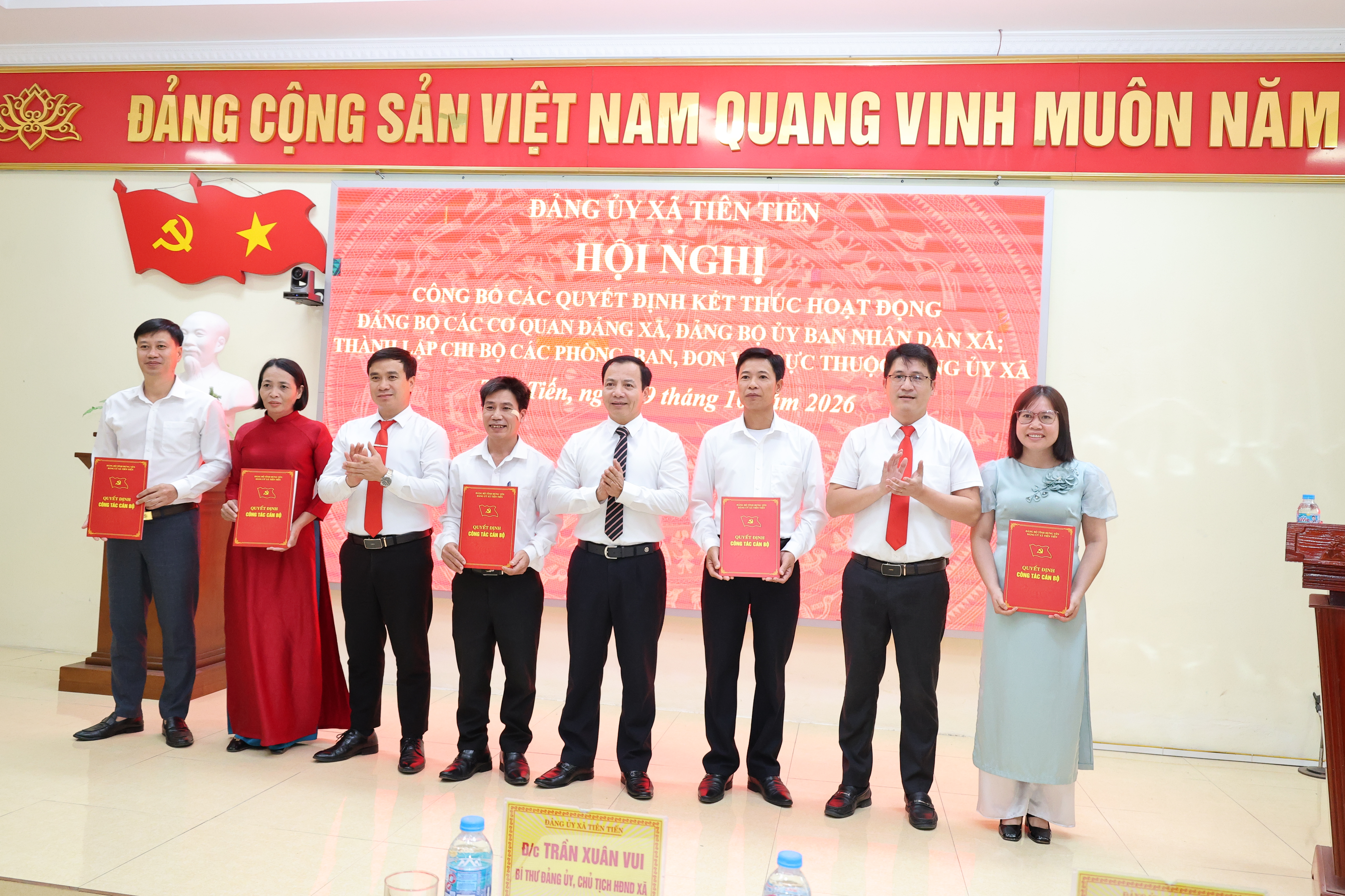 ĐẢNG ỦY XÃ TIÊN TIẾN CÔNG BỐ QUYẾT ĐỊNH SẮP XẾP CÁC TỔ CHỨC ĐẢNG VÀ CHUYỂN GIAO NHIỆM VỤ THAM MƯU CÔNG TÁC DÂN VẬN
