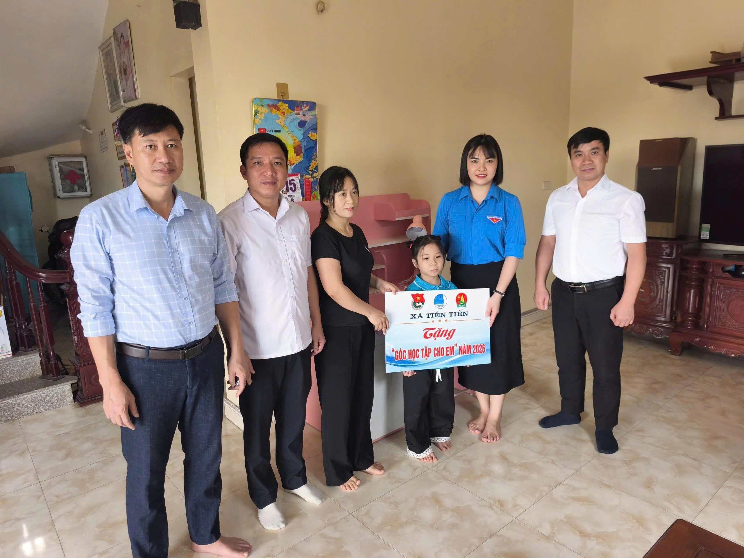 TRAO QUÀ, ĐỘNG VIÊN HỌC SINH CÓ HOÀN CẢNH KHÓ KHĂN