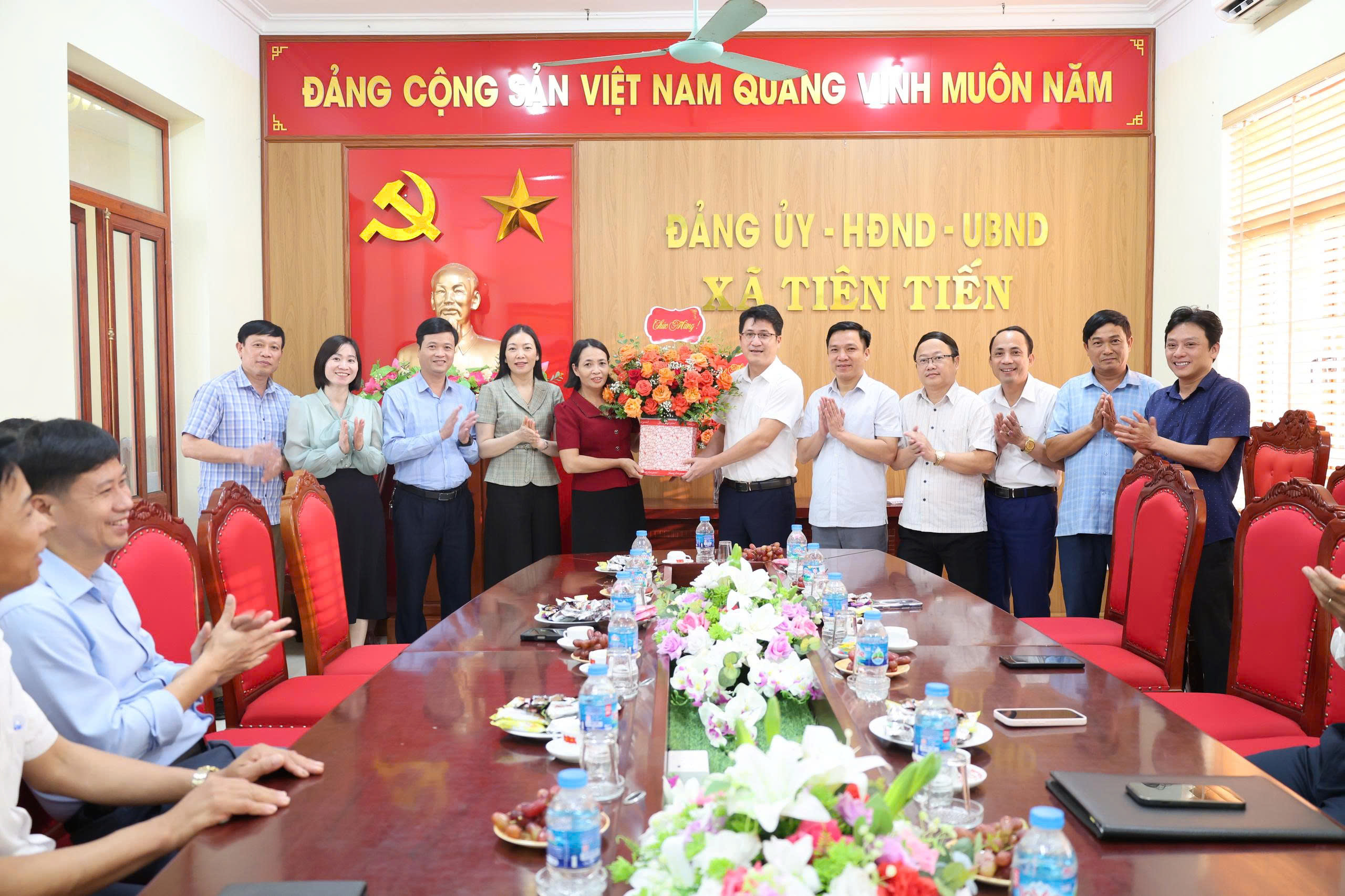 LÃNH ĐẠO XÃ TIÊN TIẾN GẶP MẶT, TẶNG HOA CHÚC MỪNG CÁC CƠ QUAN, ĐOÀN THỂ NHÂN DỊP KỶ NIỆM NGÀY TRUYỀN THỐNG