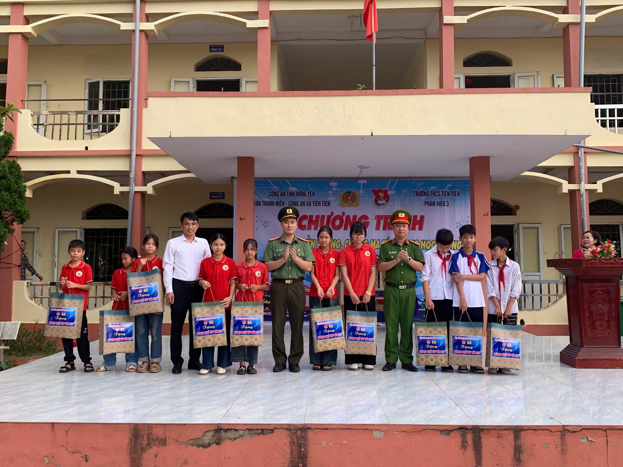 CÔNG AN XÃ TIÊN TIẾN PHỐI HỢP TUYÊN TRUYỀN PHÁP LUẬT, TRANG BỊ KỸ NĂNG AN TOÀN CHO HỌC SINH