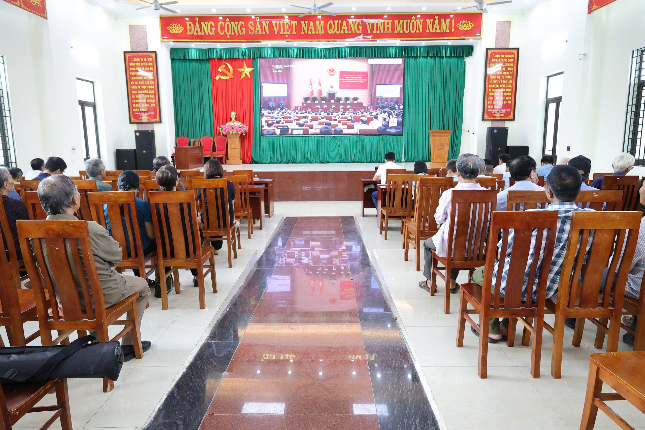 ĐẢNG BỘ XÃ TIÊN TIẾN TỔ CHỨC HỌC TẬP, QUÁN TRIỆT NGHỊ QUYẾT HỘI NGHỊ LẦN THỨ TƯ BAN CHẤP HÀNH TRUNG ƯƠNG ĐẢNG KHÓA XIV