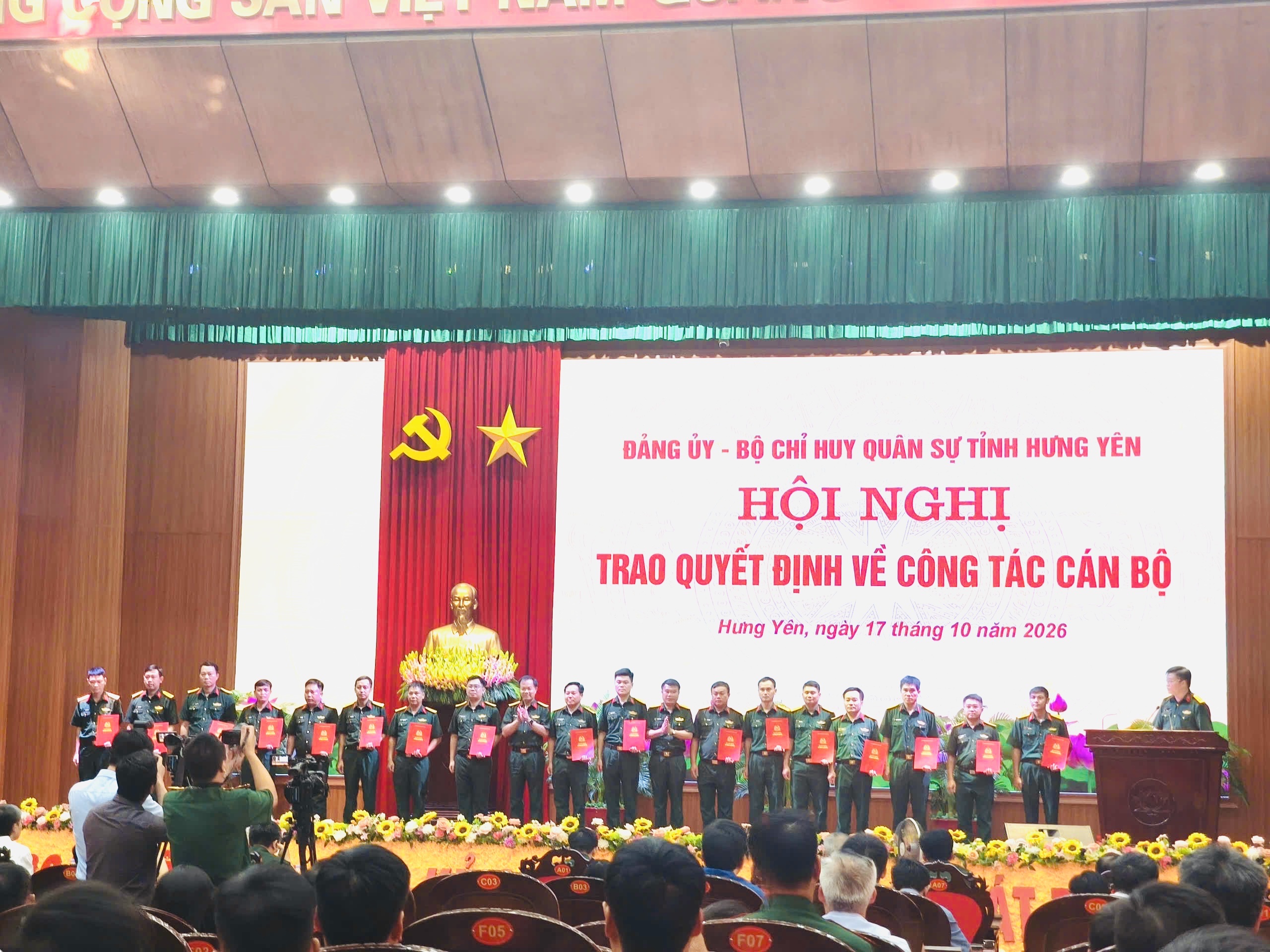 LÃNH ĐẠO XÃ TIÊN TIẾN DỰ HỘI NGHỊ TRAO QUYẾT ĐỊNH VỀ CÔNG TÁC CÁN BỘ BAN CHỈ HUY QUÂN SỰ CẤP XÃ TẠI BỘ CHỈ HUY QUÂN SỰ TỈNH