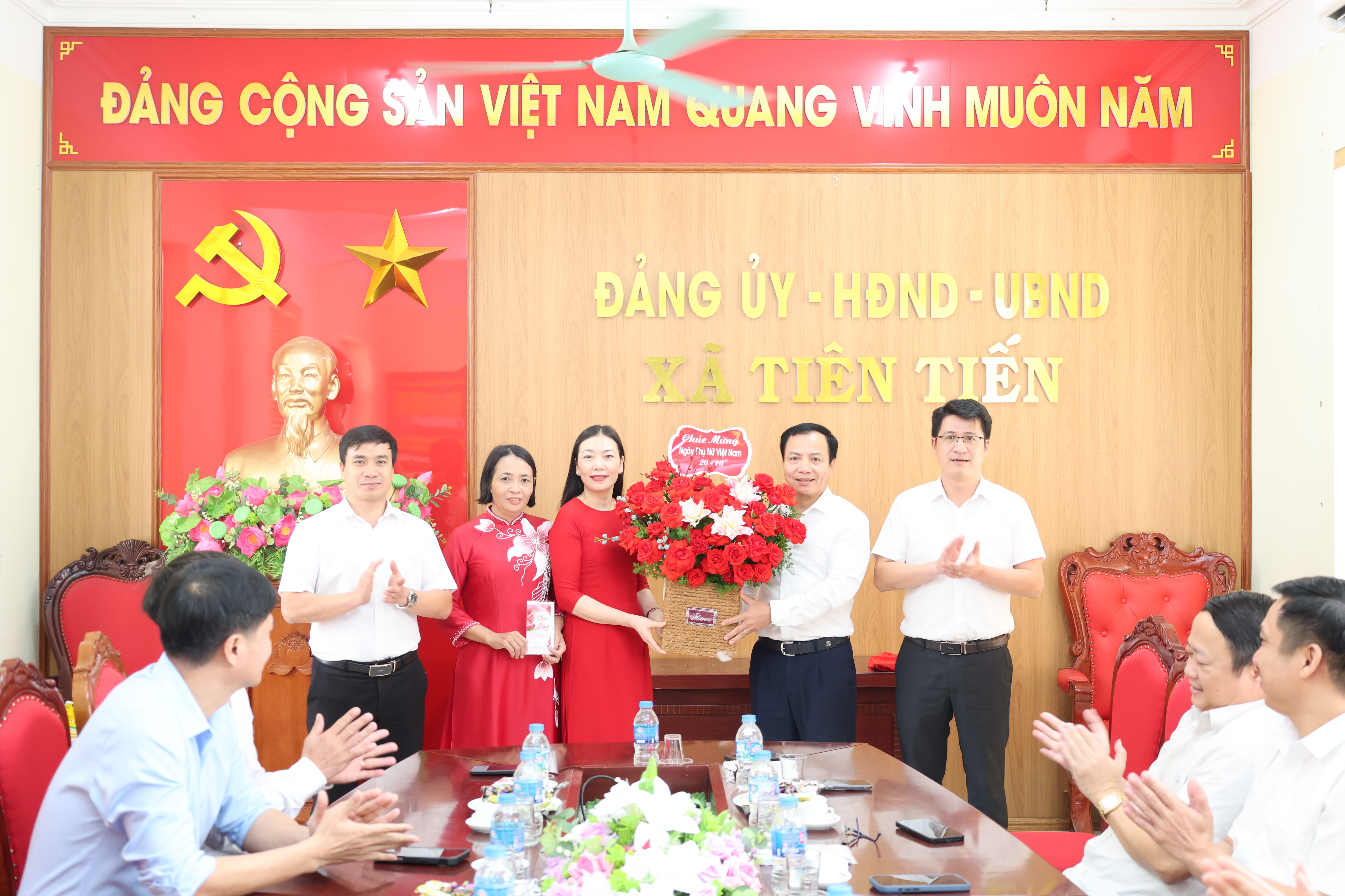 LÃNH ĐẠO XÃ TIÊN TIẾN GẶP MẶT, CHÚC MỪNG NỮ CÁN BỘ, CÔNG CHỨC, VIÊN CHỨC NHÂN NGÀY PHỤ NỮ VIỆT NAM 20/10